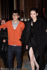 组图：戚薇不受出柜传闻影响 面带微笑任拍