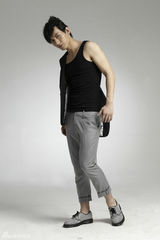 组图：成毅时尚写真曝光  稚气蜕变展现阳刚质感