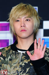 组图：韩星IU与好友秀智主持歌谣大战 众星云集