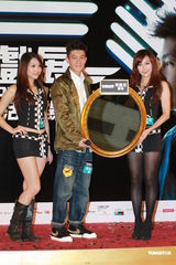 组图：陈冠希休闲装扮参加活动 笑容灿烂气色佳