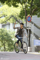 组图：韩国型男元斌代言相机 面对镜头眼神温柔