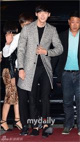 组图：李钟硕等出席时尚派对 宋茜低胸CL露腰