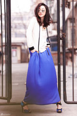 组图：张俪曝复古街拍大片 散发宝蓝爵士女人味