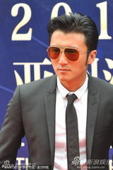 组图：谢霆锋张家辉杨受成亮相红毯展型男酷帅