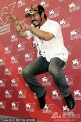 高清图：《极限迷宫》发布会 导演清水崇变蜘蛛人