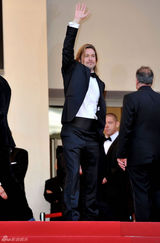 组图：皮特戛纳走秀长发黑超显帅气