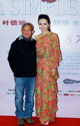 组图：《桃姐》首映式主创亮相 众星登台助阵