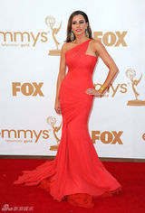 组图：艾美奖红毯 索非亚-维加拉回眸风情无限