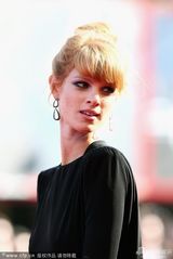 组图：《我是阿拉伯人》首映 女星裸背黑裙惊艳