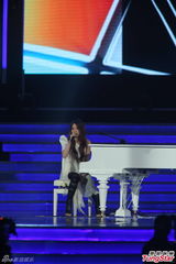 组图：中歌榜演唱会 潘辰自弹自唱王栎鑫深情