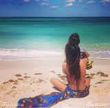 组图：米兰达时尚甜美 萌子调皮指狗仔镜头