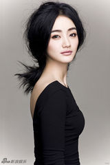 组图：朱杰最新优雅大片曝光 黑白光影凸显知性气质