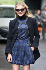 组图：莫瑞兹印花裙高贵典雅 猫眼墨镜玩转时尚