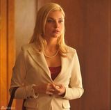 组图：《双重身份》剧照 伊莎贝拉魅惑绽放