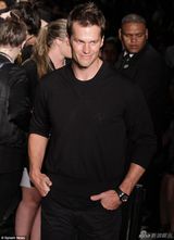 组图：辣妈邦辰深V装走秀露蛮腰 老公台下欣赏