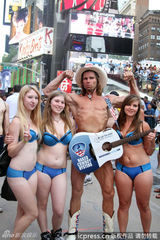 组图：美国内衣节街头狂欢 阿曼达妮可裸上身