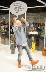 组图：G-DRAGON公开MV片场 千名粉丝同参与