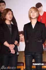 组图：SHINee抵台会粉丝 记者会破冰雕庆功