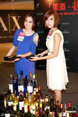 组图：刘欣宜露香肩品尝美酒 称未试过酒后乱性