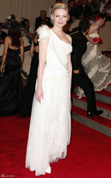 高清组图：纽约大都会庆典 邓斯特白色单肩礼服