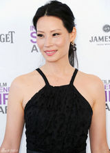 高清图：刘玉玲黑白拼接吊带礼服搭配潮鞋亮相