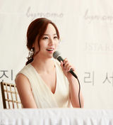 高清组图：韩星柳真结婚记者会 与老公甜蜜大秀恩爱