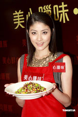 幻灯：陈慧琳变美女厨神 穿火红围裙现场展厨艺