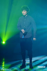 幻灯图：林峰帅气现身《劲歌金曲》 古巨基另类时尚