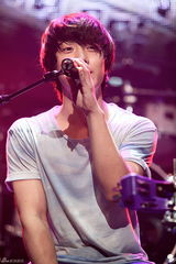 高清组图：FT Island首尔开唱 主唱弘基金属裤加身