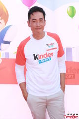 组图：准爸爸陈豪看书学照顾宝宝 向好友取经