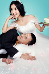 组图：何洁婚礼单曲《我们结婚吧》宣传照曝光