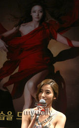 幻灯图：韩彩英李秉宪出席《The Influence》发布会 