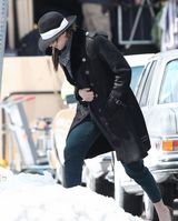 组图：新科影后劳伦斯片场睡眼惺忪状态如梦游