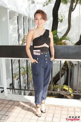 组图：官恩娜与男友吉他传情 赞朱莉切乳房防癌