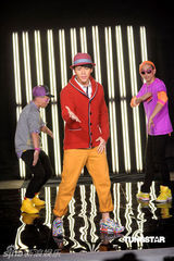 幻灯图：陈伟霆录MV 时尚装扮现身秀动感舞姿