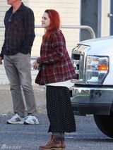 组图：暮光女染红发面显憔悴 与多男子片场吸烟