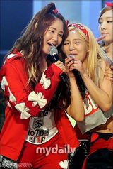 组图：韩团少女时代露小蛮腰 新曲打榜三连冠