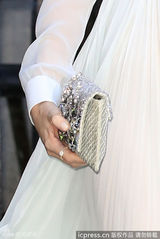 组图：米兰达-可儿白色透视礼服亮相 性感迷人