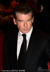 幻灯图集：《捉刀手》首映 准妈妈助阵布鲁斯南