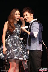 组图：谢安琪力挺好友大胆告白 张智成约上沙发