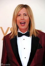 组图：艾美奖红毯 史蒂文-科若卡奴眼神呆滞玩恶搞