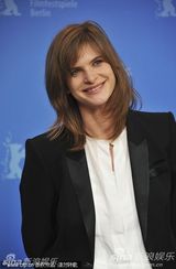 《除了我们还有谁》发布会 男星迪赫英伦范十足