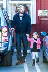 组图：本-阿弗莱克奶爸范 女儿粉衣吃零嘴可爱