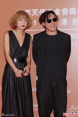 群星闪耀嫣然基金晚宴 王菲旗袍装与李亚鹏恩爱