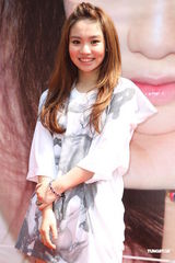 组图：陈芳语首辑庆功签唱 自曝狂爱贺军翔