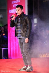 组图：佟大为拍《太平轮》空档捞金 倾情献唱