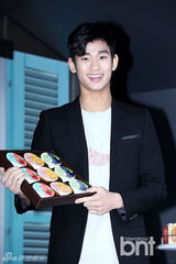 组图：金秀贤帅气夹克装出席某甜品开业典礼