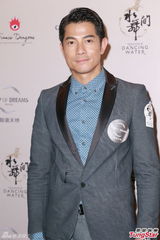 组图：郭富城电单车耍帅助阵《水舞间》三周年