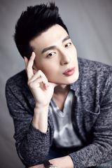 组图：孙艺洲演绎商战轻熟男 长腿欧巴随心惬意