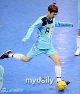 组图：EXO鹿晗等驰骋球场 Beast组进球获胜